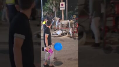 UN CABALLO CAE AL SUELO DESFALLECIDO EN LA FERIA DE LA LÍNEA DE LA CONCEPCIÓN (CÁDIZ).