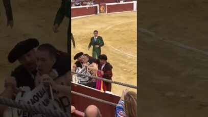 EL ACTIVISTA PETER JANSSEN ES GOLPEADO POR TOREROS EN UNA PLAZA DE TOROS